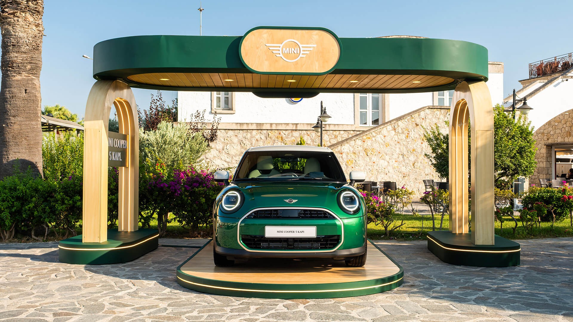 Yazın Ritmi MINI Cooper 5 Kapı ile Çeşme’de | MINI Türkiye